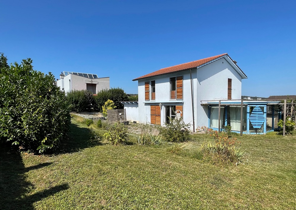 Haus mit Garten und Wintergarten