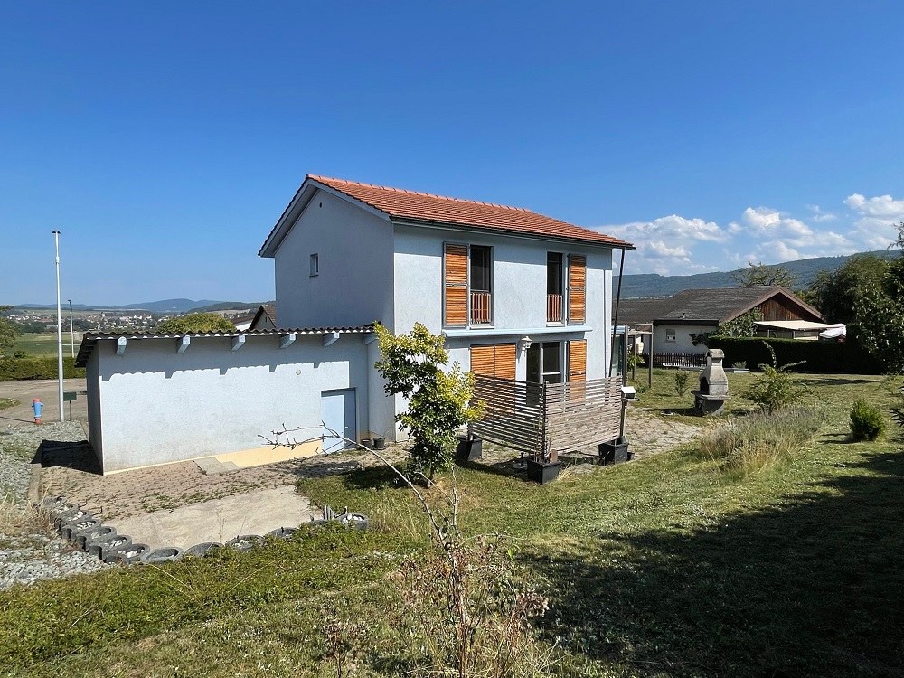 Ein freistehendes Einfamilienhaus mit Garten und Nebenanbau