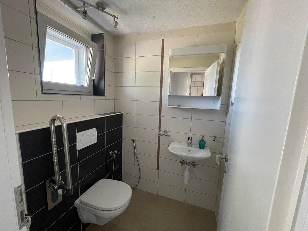 Kleines modernisiertes Bad mit WC und Waschtisch
