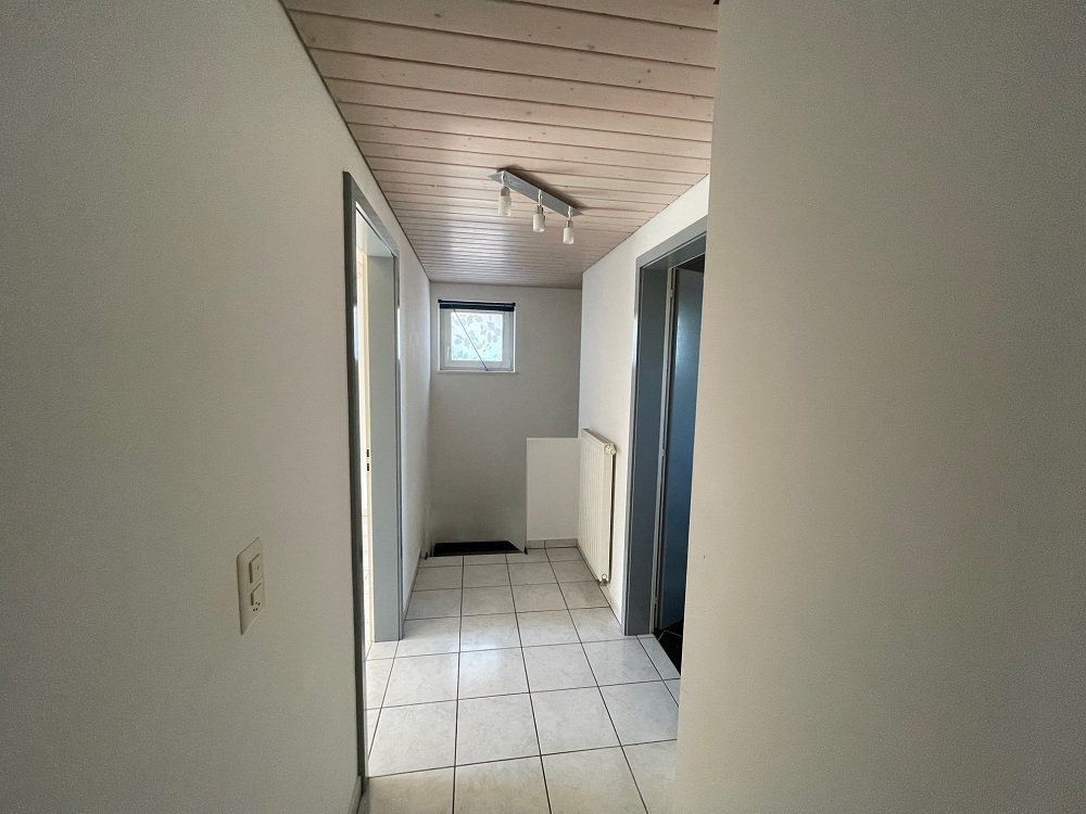 Flur mit Fenster und Türen