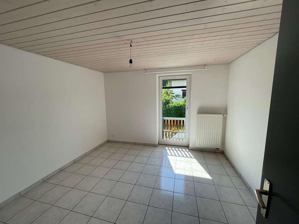 Heller leerer Raum mit Balkon- oder Terrassentür