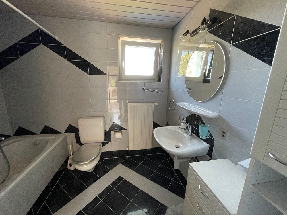 Bad mit WC und Wanne