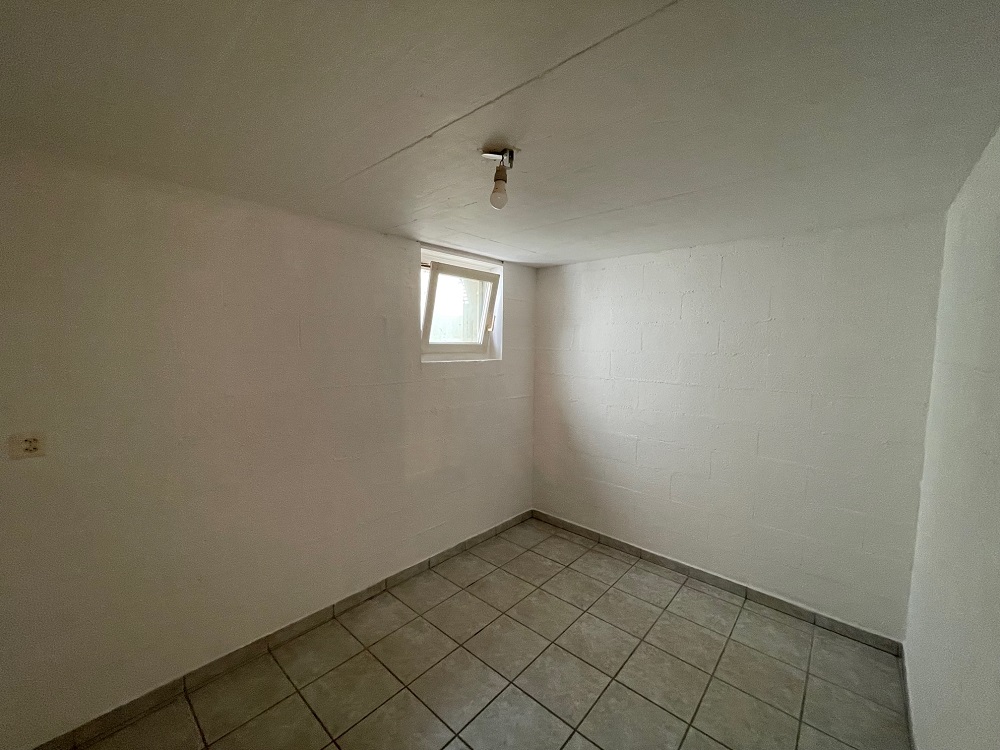 Kleiner leerer Raum mit Kellerfenster