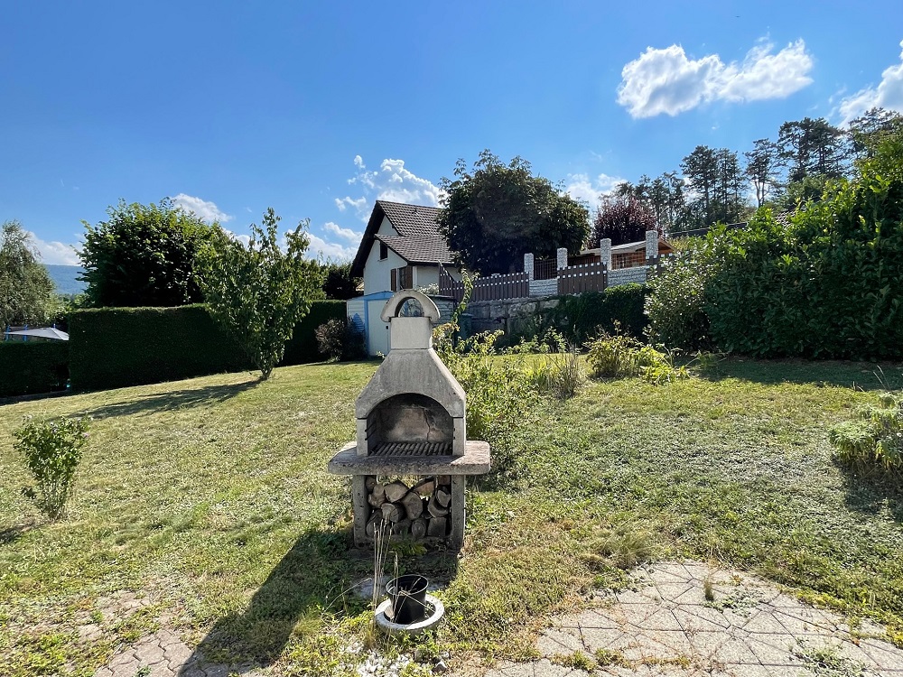 Garten mit gemauertem Grill