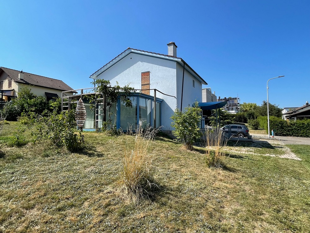Einfamilienhaus mit Gartenhang und Carport
