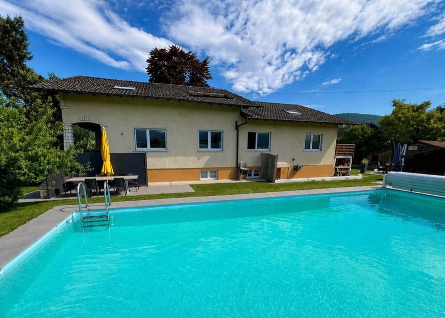 Außenansicht mit Pool und Haus