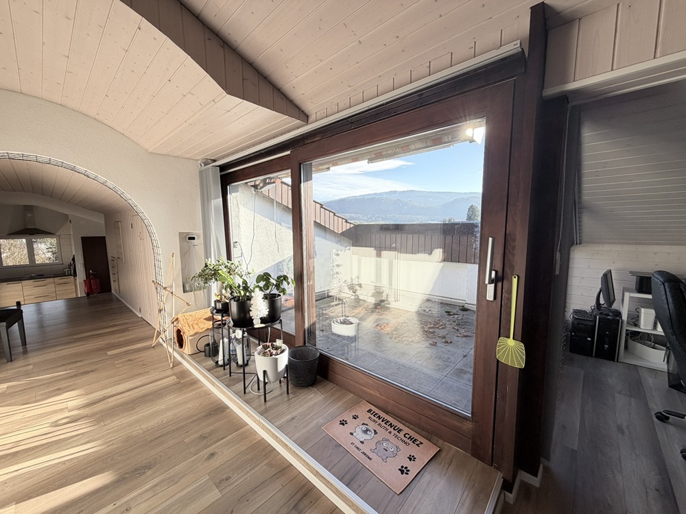 Heller Wohnbereich mit Terrasse und weitem Ausblick