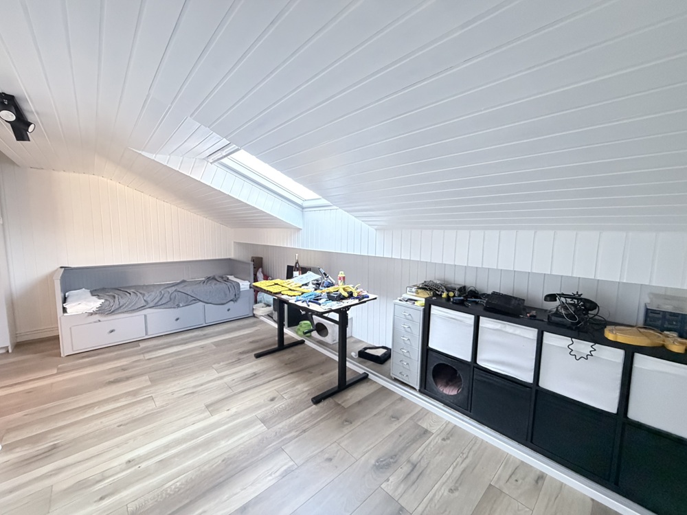 Ausgebauter Dachraum mit Stauraum und Möbeln