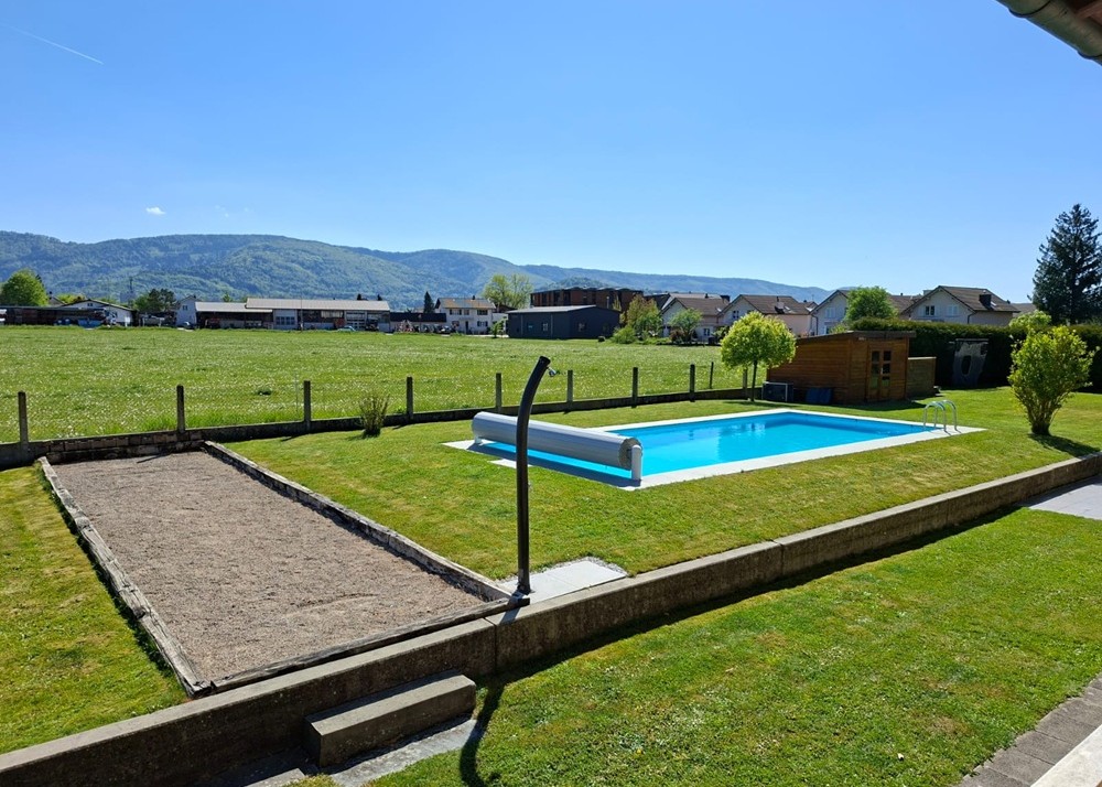 Garten mit Pool und weitem Ausblick