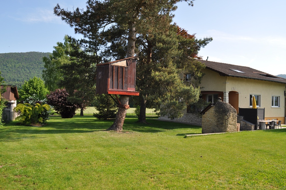 Großer Garten mit Wohnhaus und Baumhaus