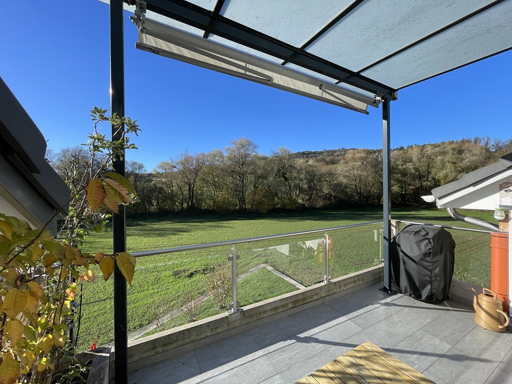 Überdachte Terrasse mit Weitblick