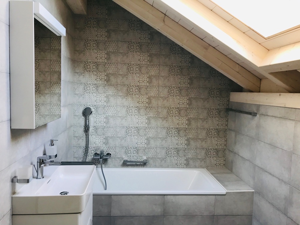 Modernes Dachbad mit Badewanne und Dachfenster