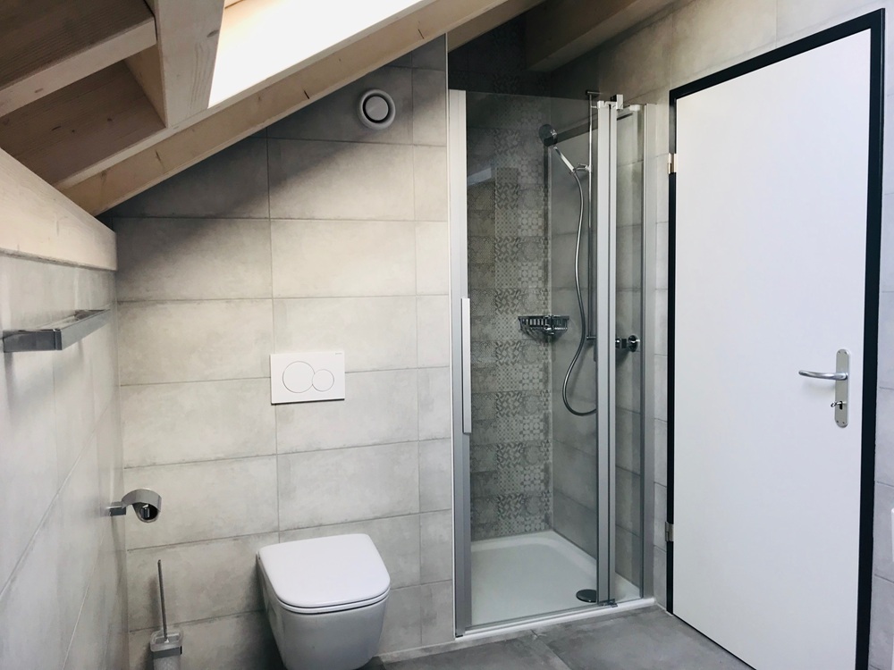 Kleines Dachbad mit Dusche und WC