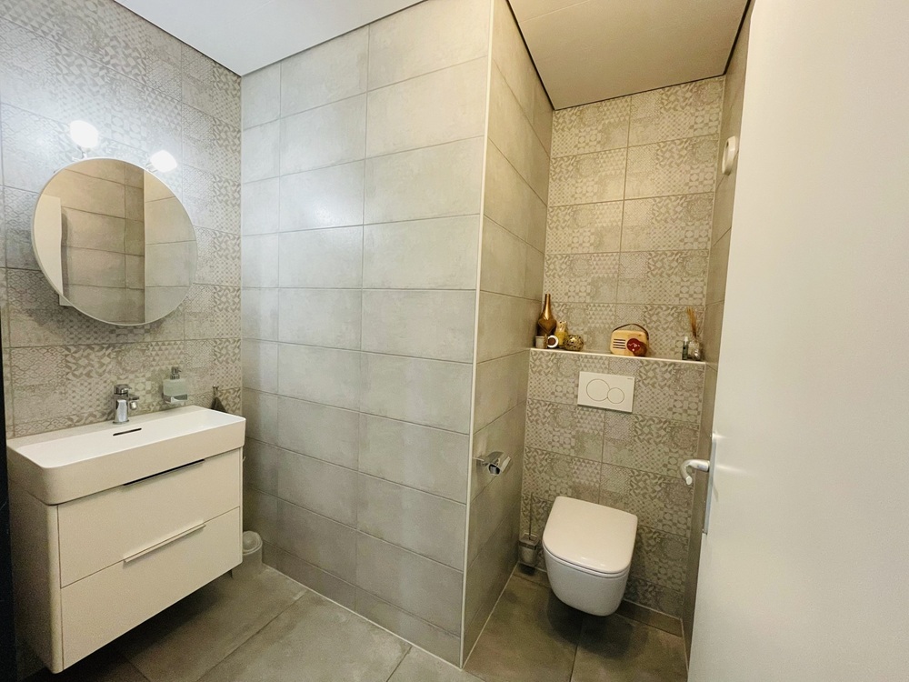 Modernes kleines Bad mit WC und Waschtisch