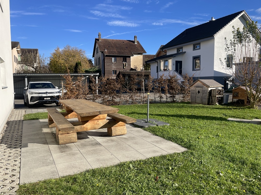 Garten mit Terrasse und Carport