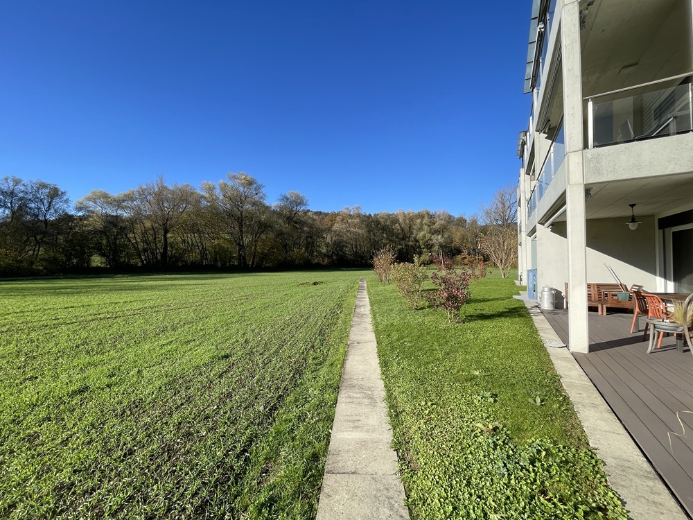 Balkon- und Gartenansicht an einem Wohngebäude