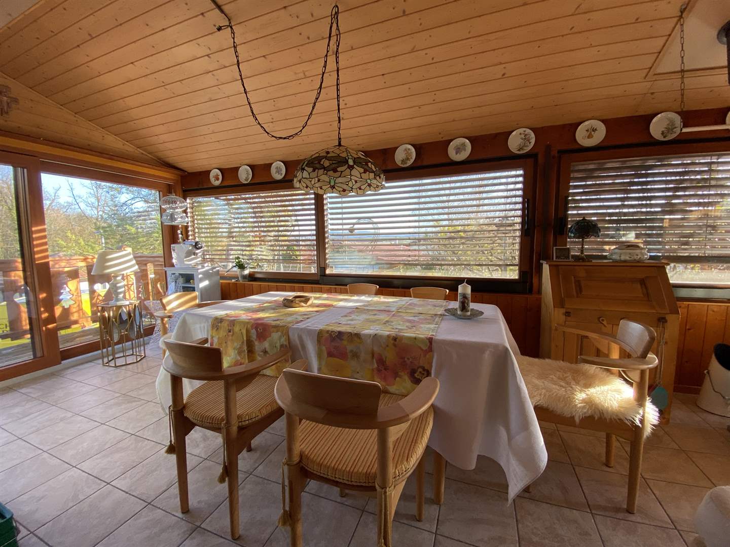 Gemütlicher Wintergarten mit Essbereich