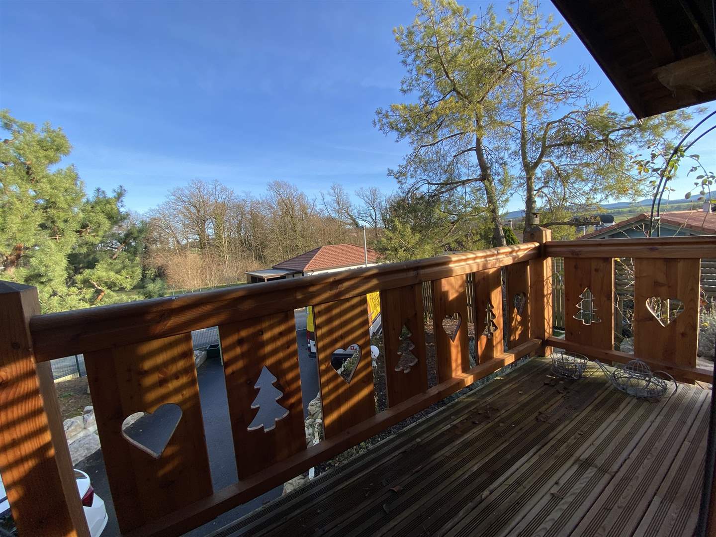 Holz-Balkon mit Blick ins Grüne