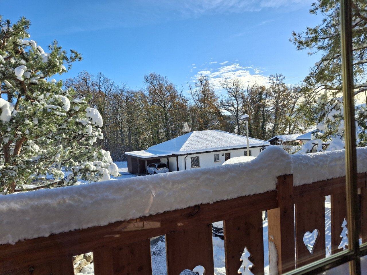 Schneebedeckter Außenblick von einer Holzterrasse