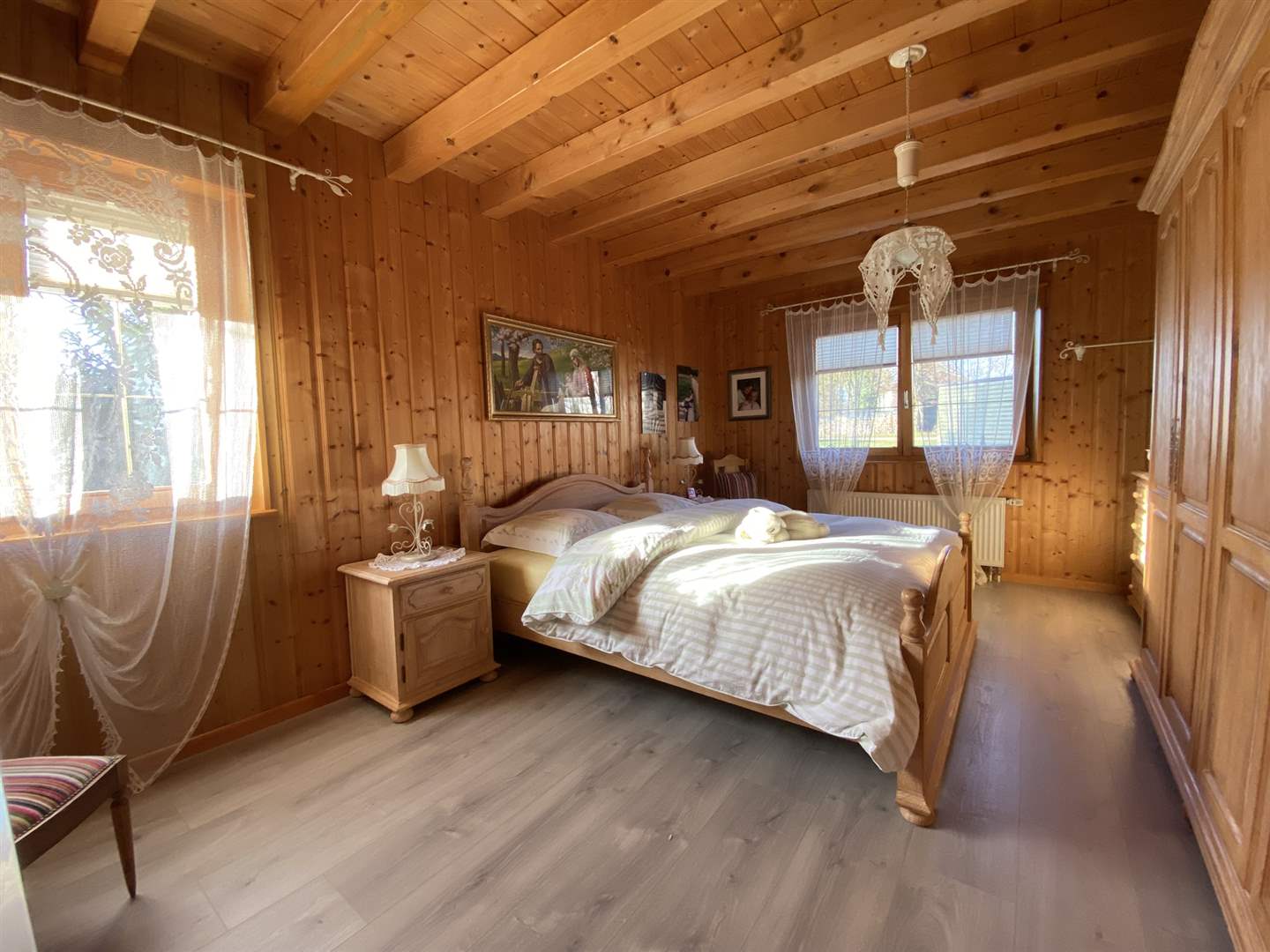 Rustikales Schlafzimmer mit Holzverkleidung