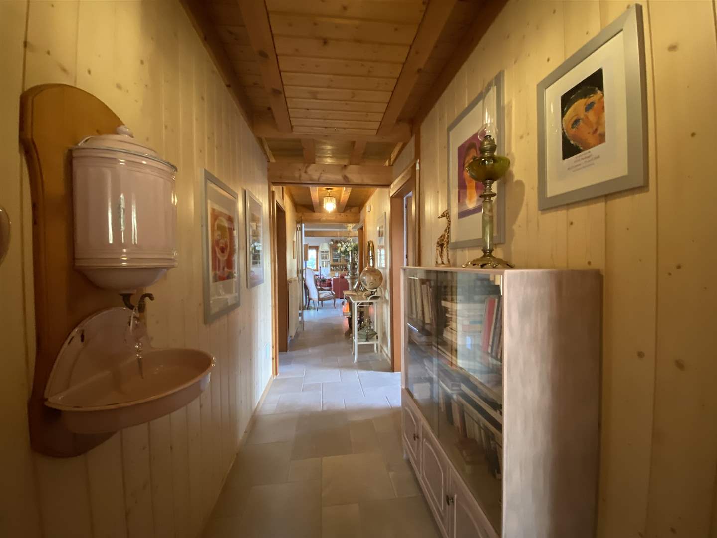 Holzvertifter Flur mit rustikalem Charakter