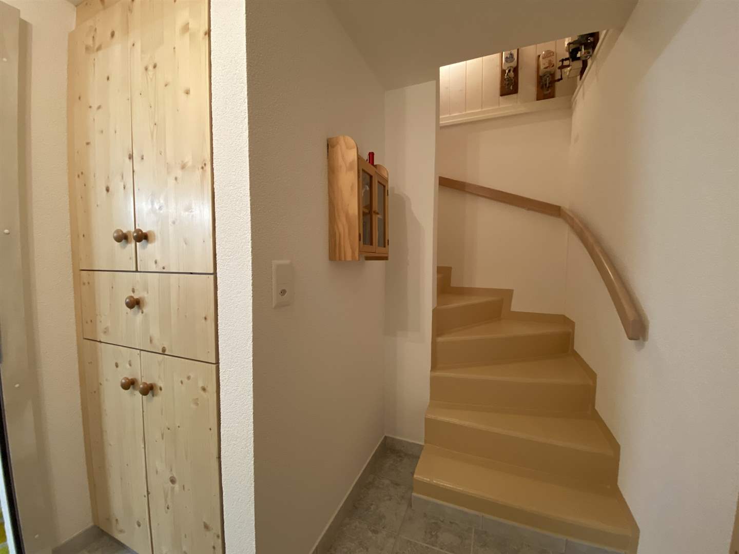 Flur mit Treppe und Einbauschrank