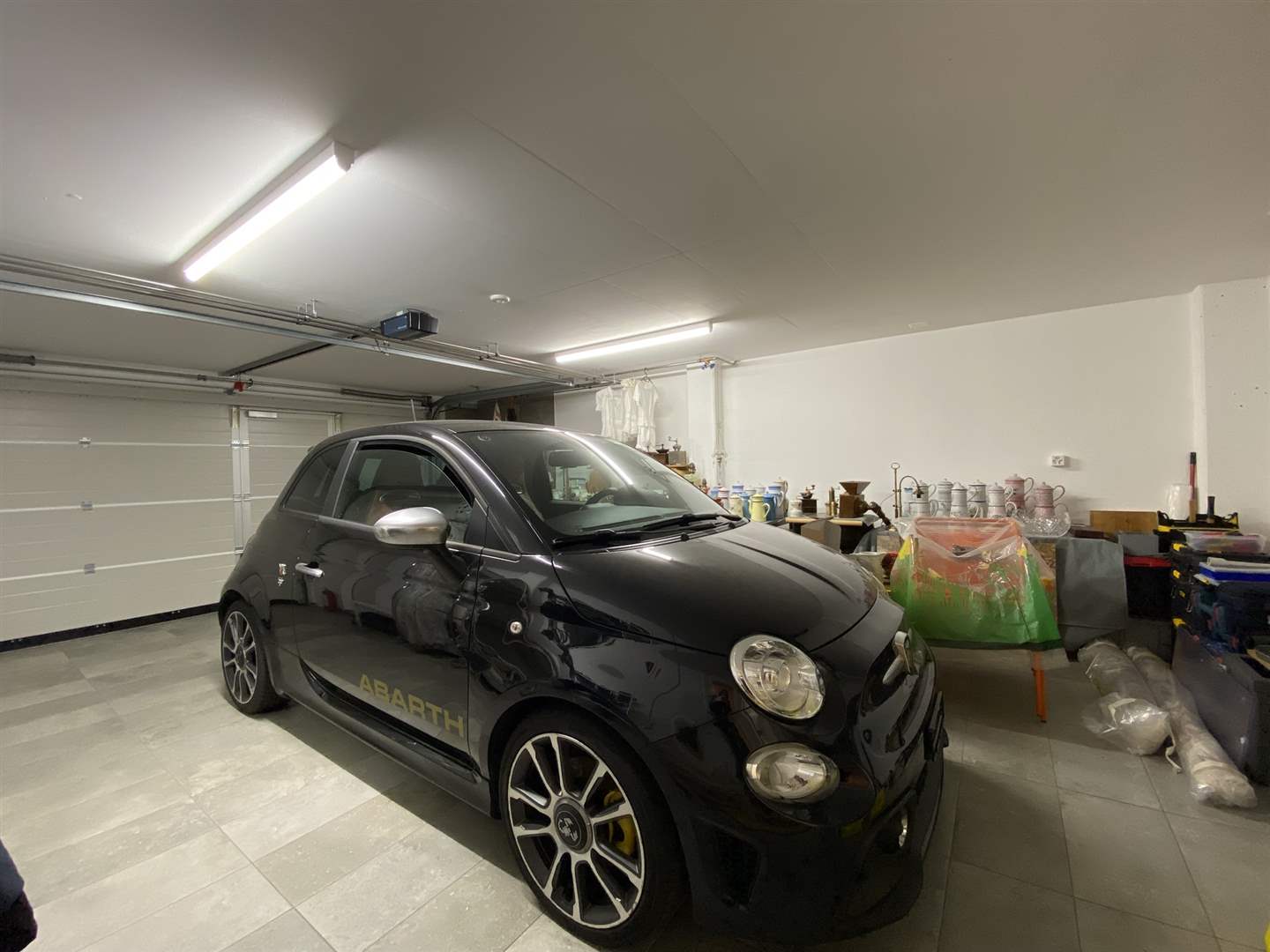 Garage mit geparktem Kleinwagen und Lagerfläche