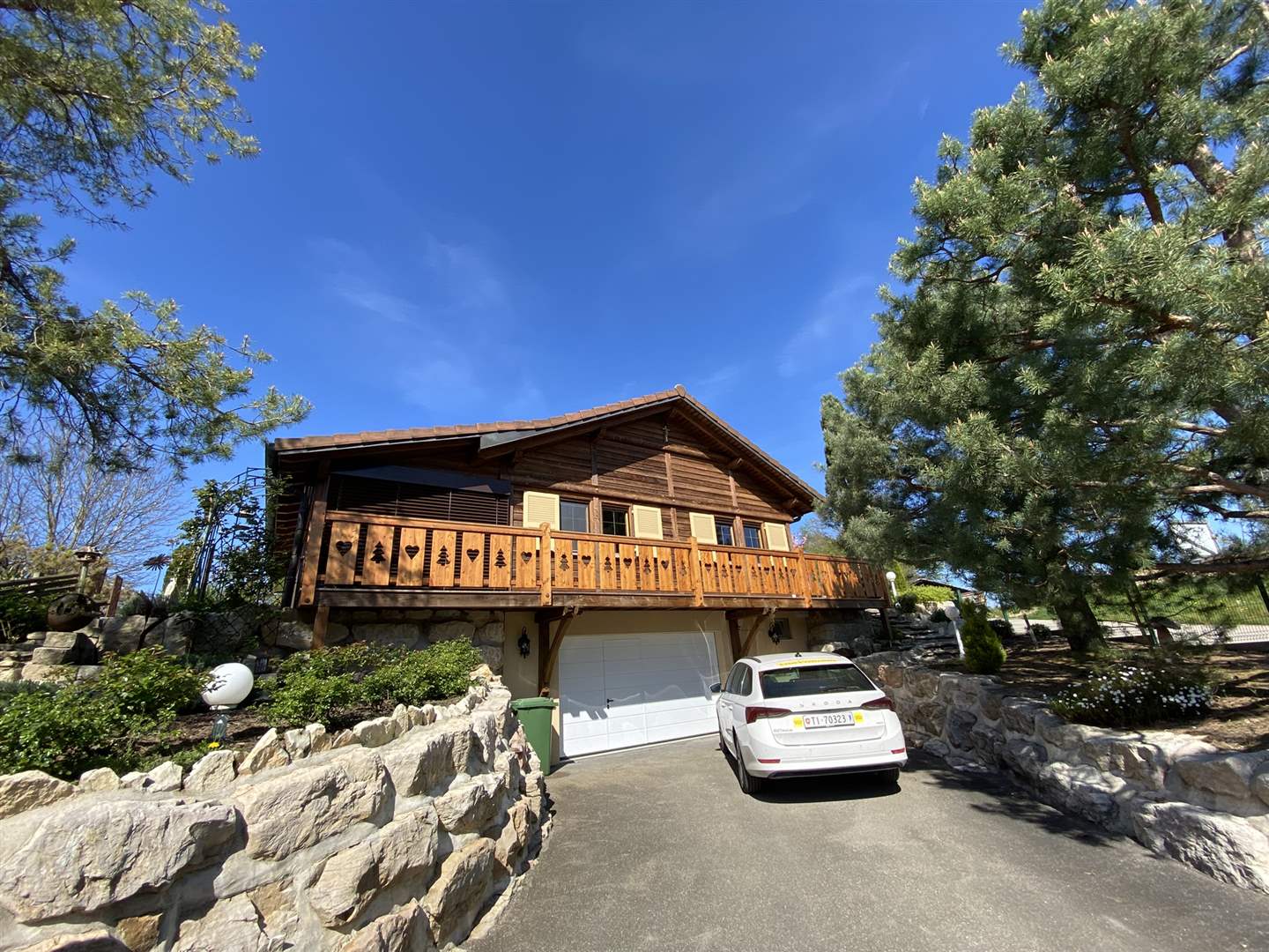 Holzchalet mit Einfahrt