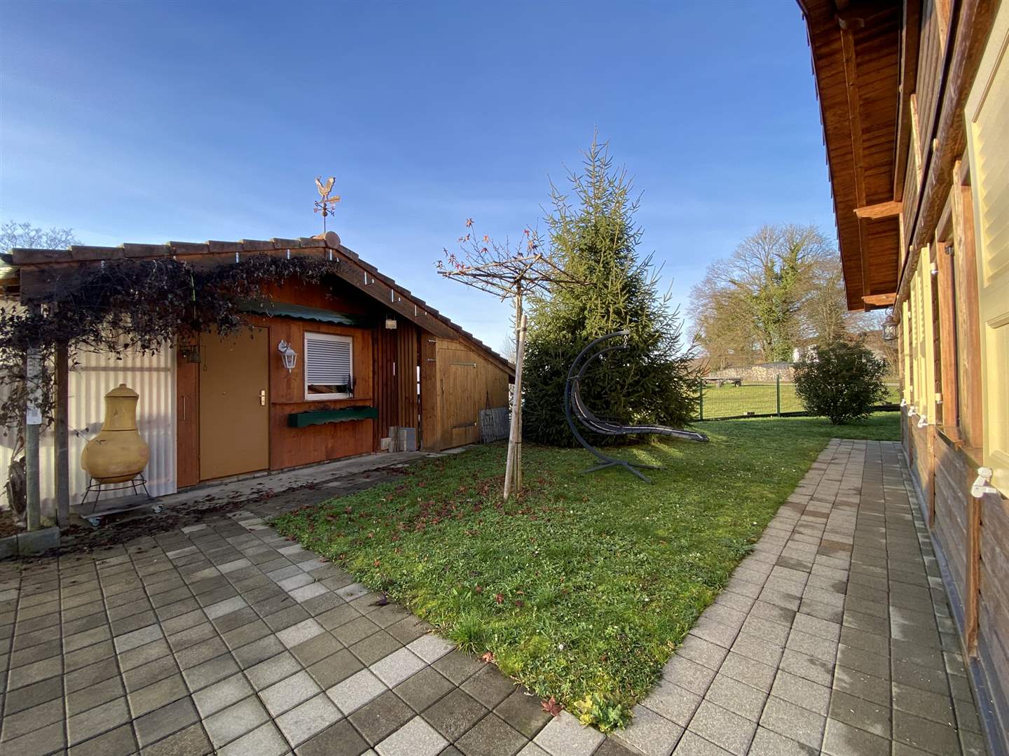 Garten mit Nebengebäude und Terrasse