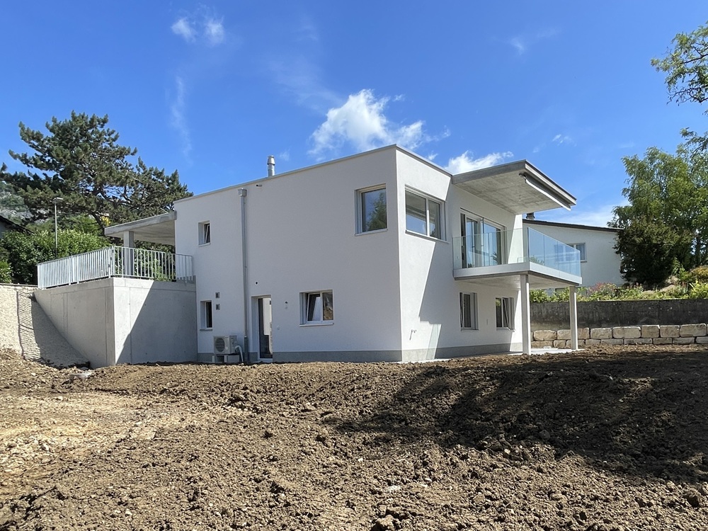 Modernes Einfamilienhaus mit Terrassen und Gartenfläche