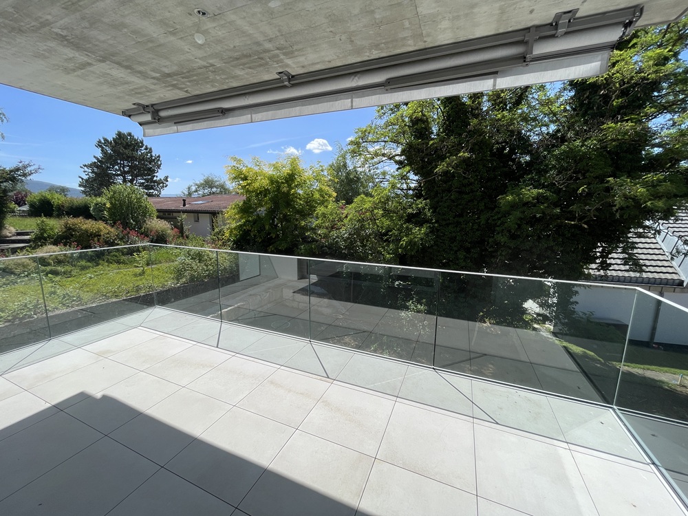 Balkon mit Glasgeländer