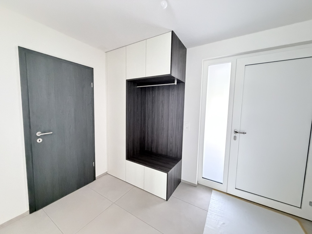 Moderner Eingangsbereich mit Garderobenschrank