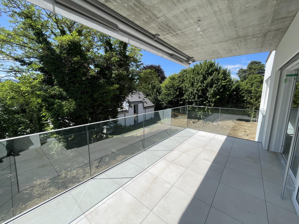 Balkon mit Glasgeländer