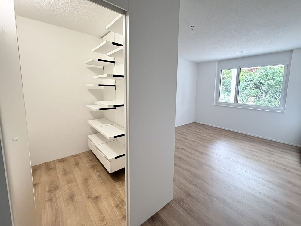 Heller Raum mit begehbarer Ankleide