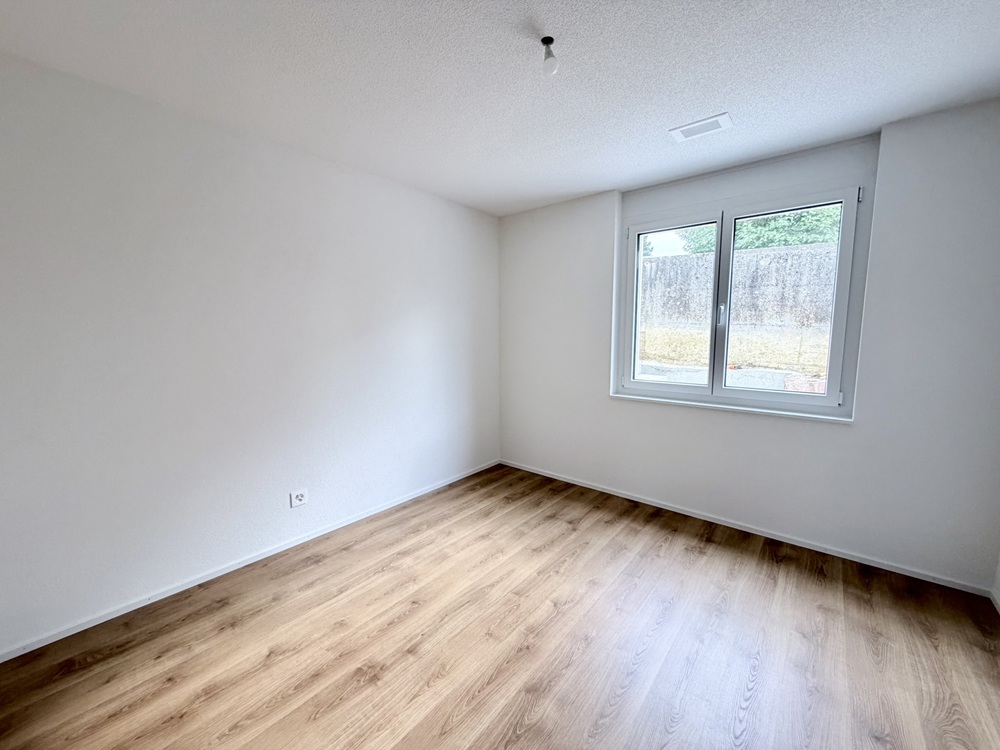Helles, leeres Zimmer mit Fenster