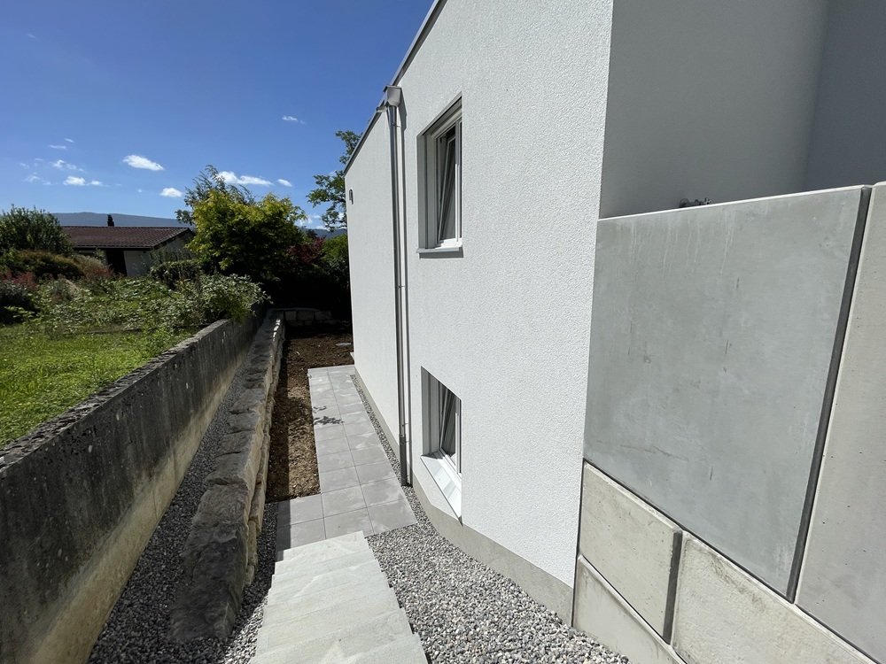 Hausaußenansicht mit seitlichem Gartenweg