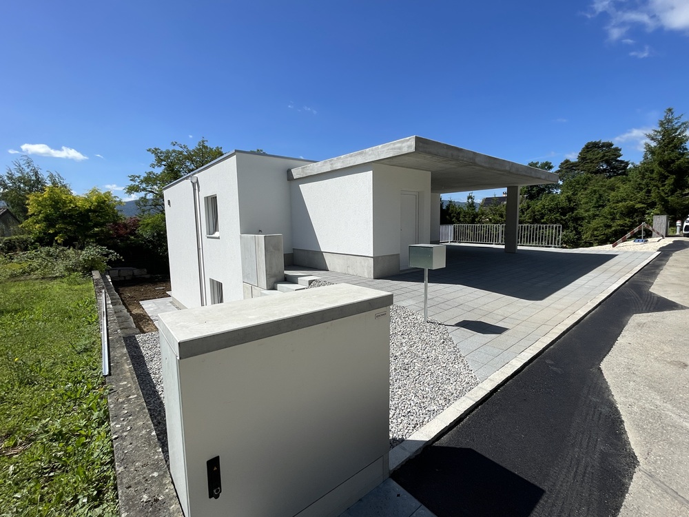 Modernes Flachdachhaus mit Zufahrt