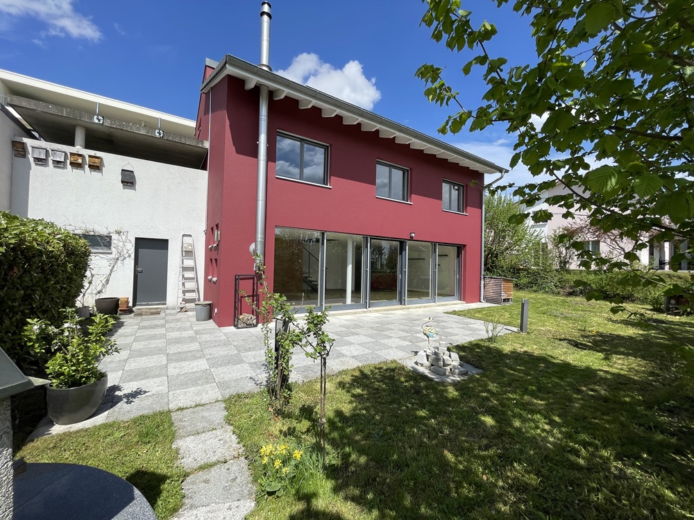 Modernes Einfamilienhaus mit Garten