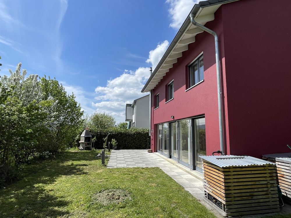 Moderne Hausfassade mit Garten