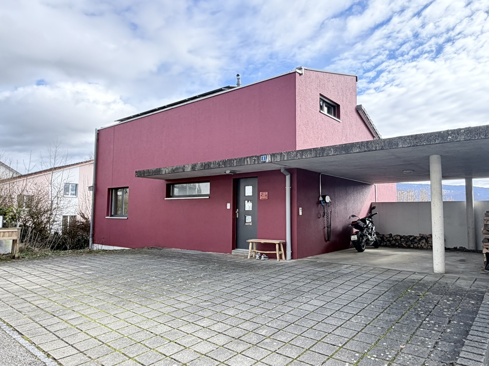 Modernes Wohnhaus mit Carport