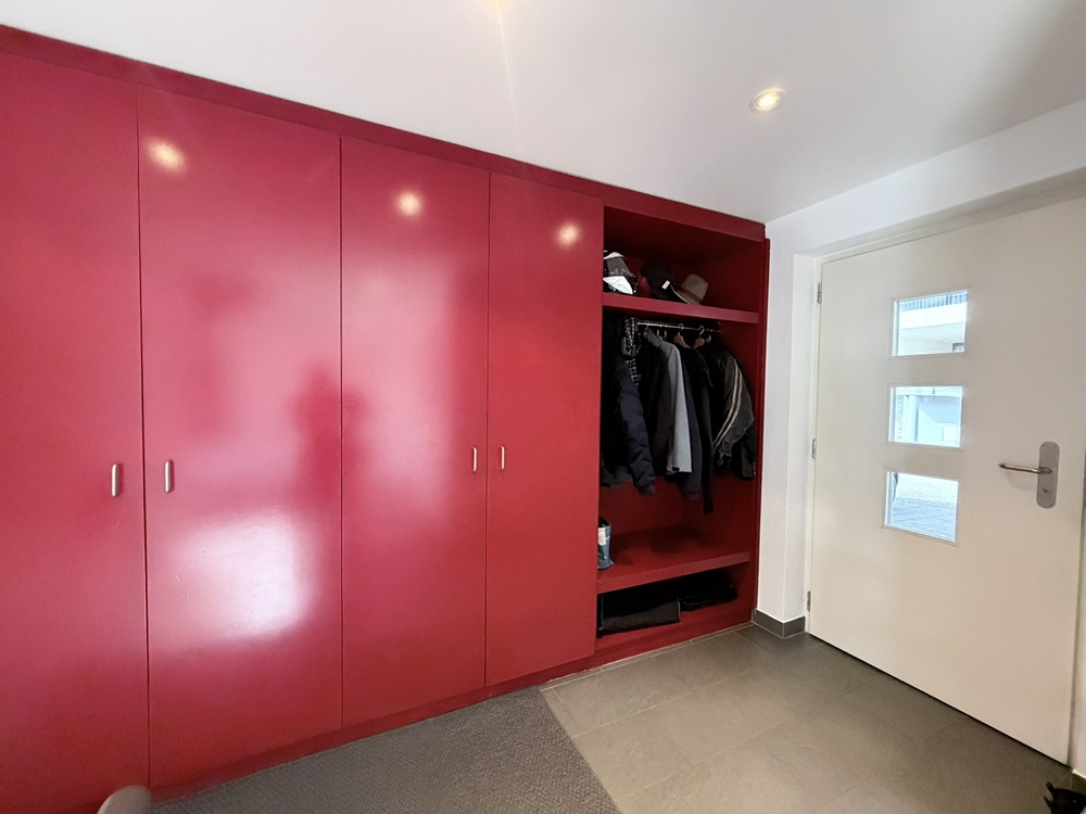 Eingangsbereich mit rotem Einbauschrank