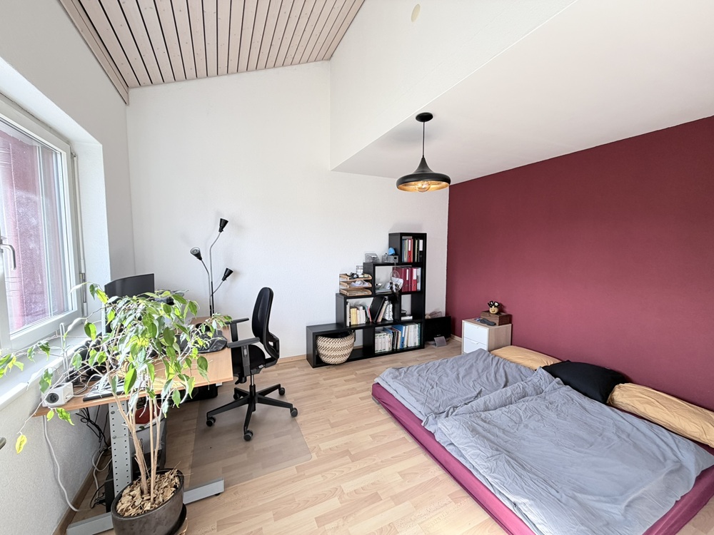 Schlafzimmer mit Arbeitsbereich