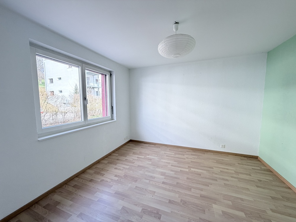 Leerer heller Raum mit Fenster