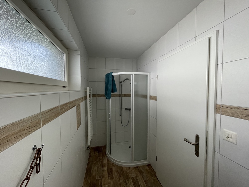 Schmales Badezimmer mit Duschkabine