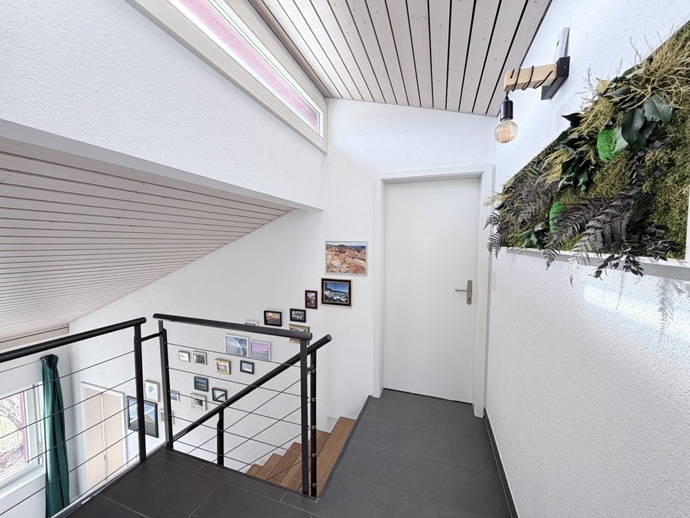 Moderner Flur mit Galerie und Treppenbereich