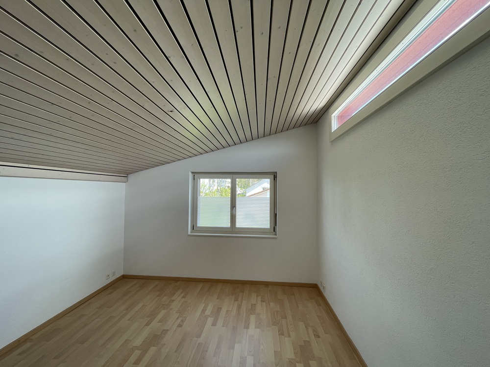 Heller leerer Innenraum mit Holzdecke