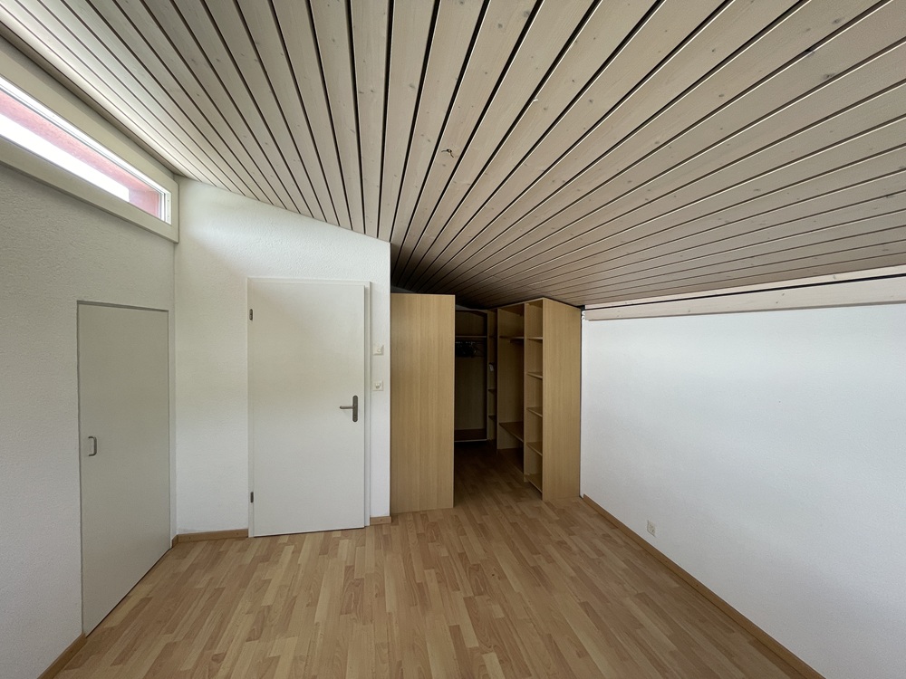 Kleines Zimmer mit Dachschräge und Stauraum