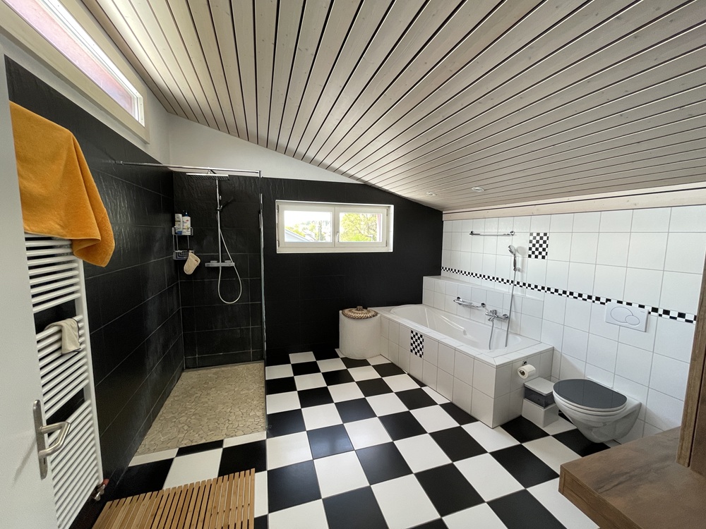 Badezimmer mit Schachbrettboden
