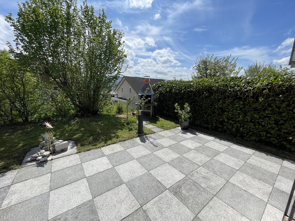 Garten mit gepflasterter Terrasse