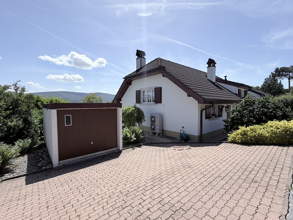 Haus mit Garage und Einfahrt